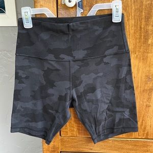 Lululemon black biker shorts Camo 8
